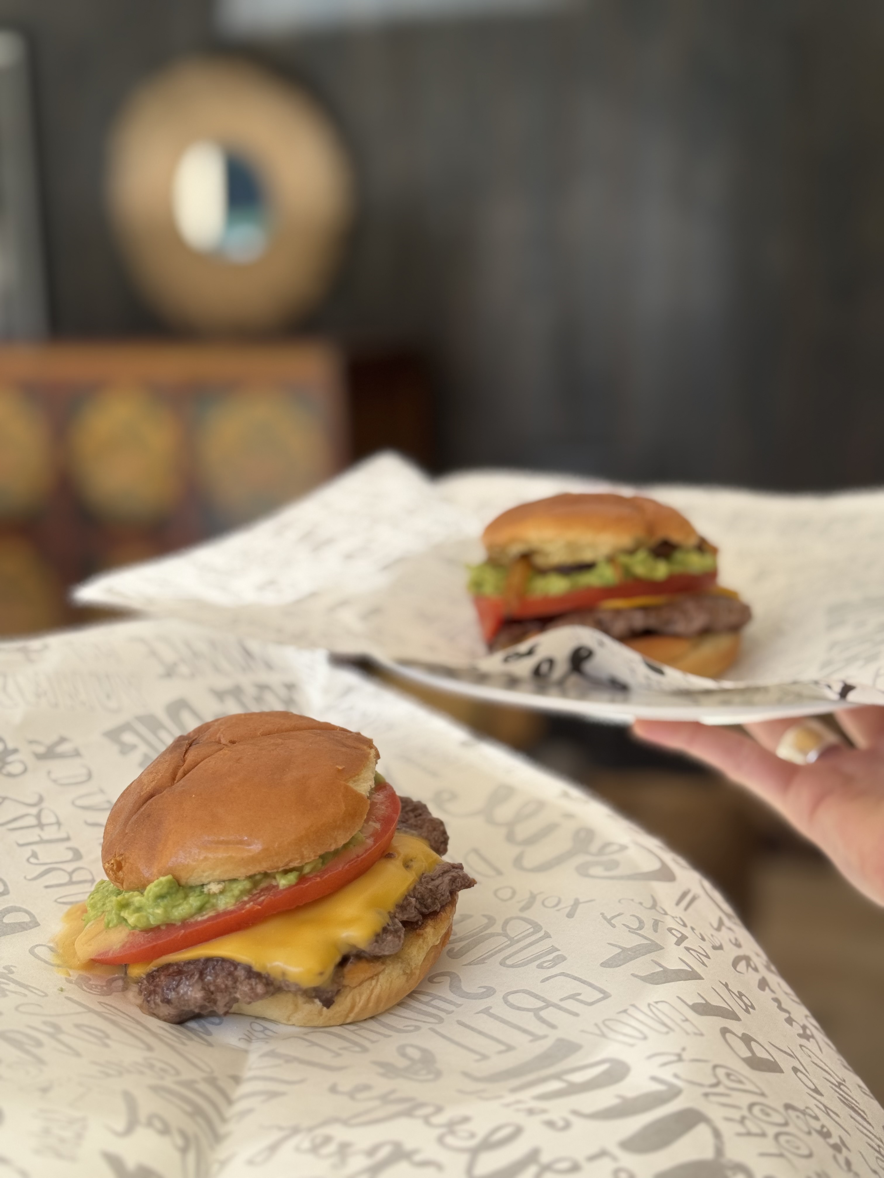 Hamburguesas servidas en un evento familiar con papel Plancha Brava